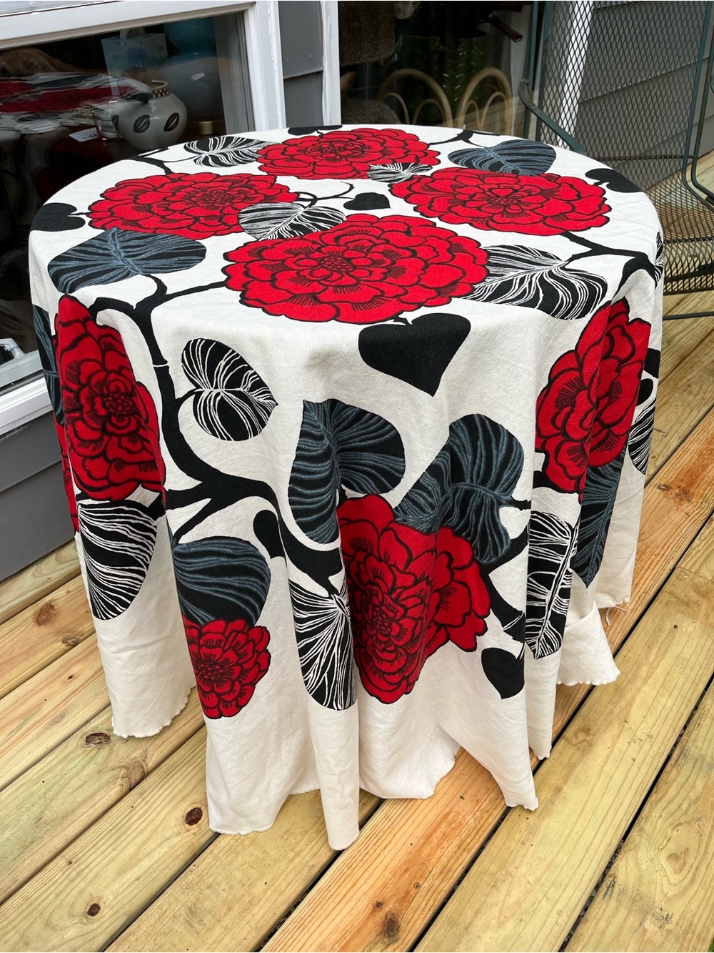 Vintage Tablecloth Bold Red Flowers Black Foliage Round 86 In Circumference